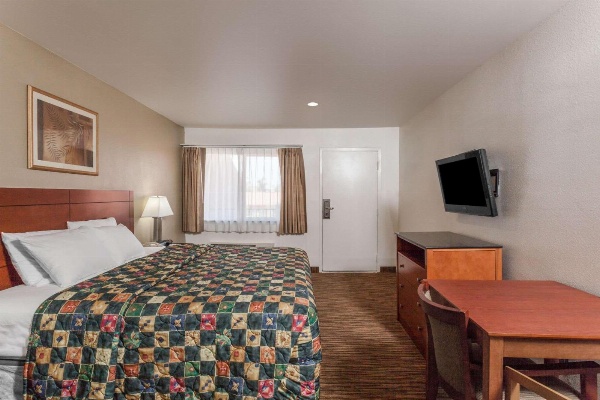 Travelodge by Wyndham Hemet CA image 5